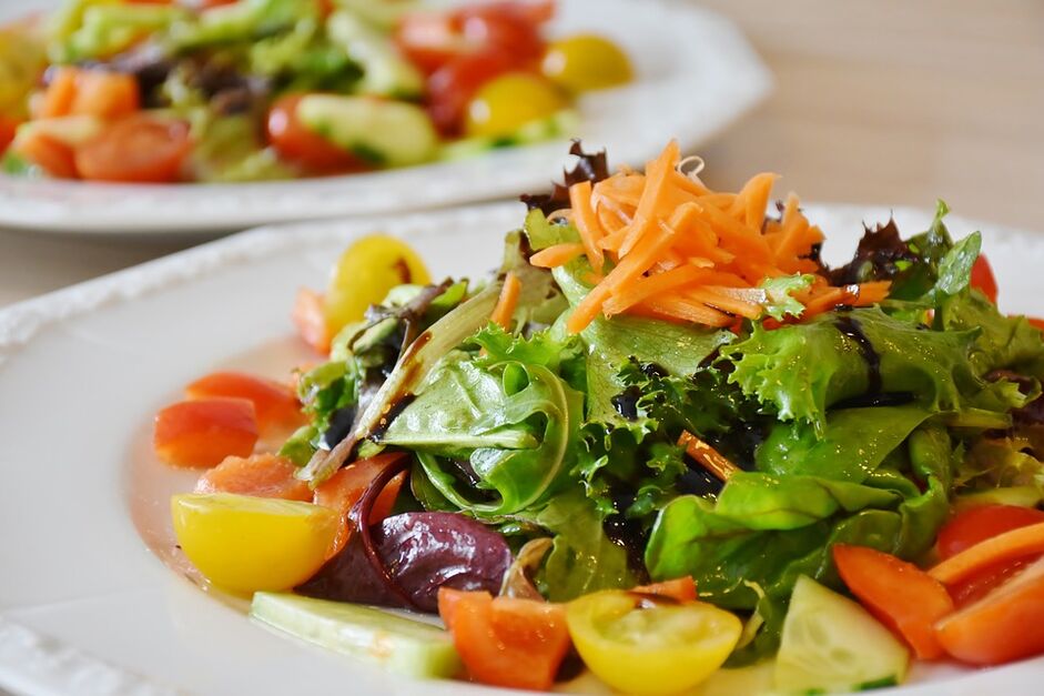 σαλάτα λαχανικών με βότανα για τη δίαιτα κετό