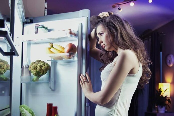 κορίτσι στο ψυγείο ενώ ακολουθούσε την αγαπημένη της δίαιτα