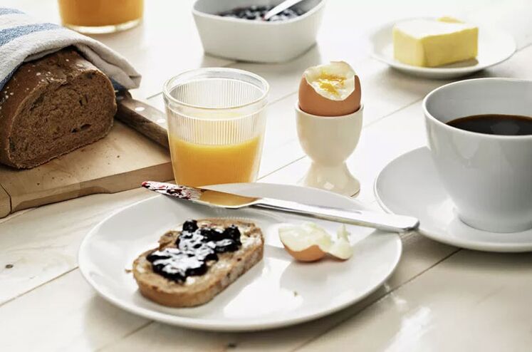 Τοστ ολικής αλέσεως, ένα αυγό και ένα φλιτζάνι καφέ - πρωινό σε μενού διατροφής 1500 θερμίδων